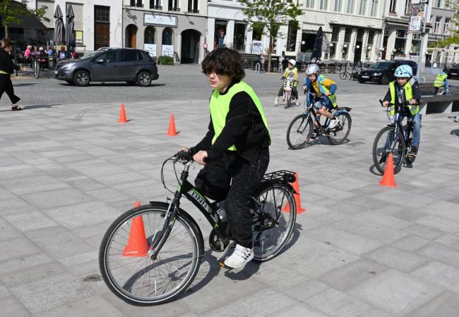 Fietsende scholieren op de markt van Oudenaarde